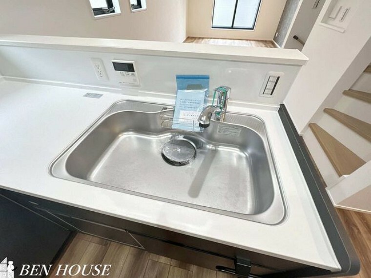キッチン水栓（同仕様参考写真）・キッチン水栓は簡単に開閉ができ、水量や温度の微調整もしやすいシングルレバー混合栓です。