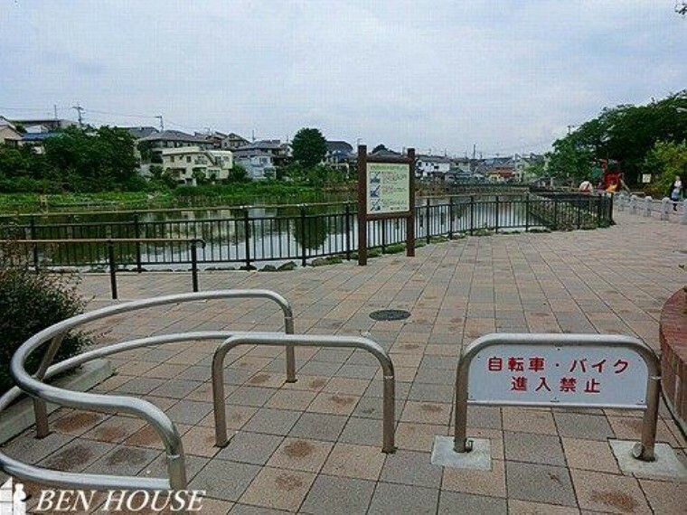 公園 小池公園 徒歩14分。四季の移ろいを感じる緑豊かな住環境です。