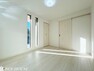 洋室・白を基調とした明るいお部屋。へこみ傷や、すり傷に強いフローリング床材を使用しています。