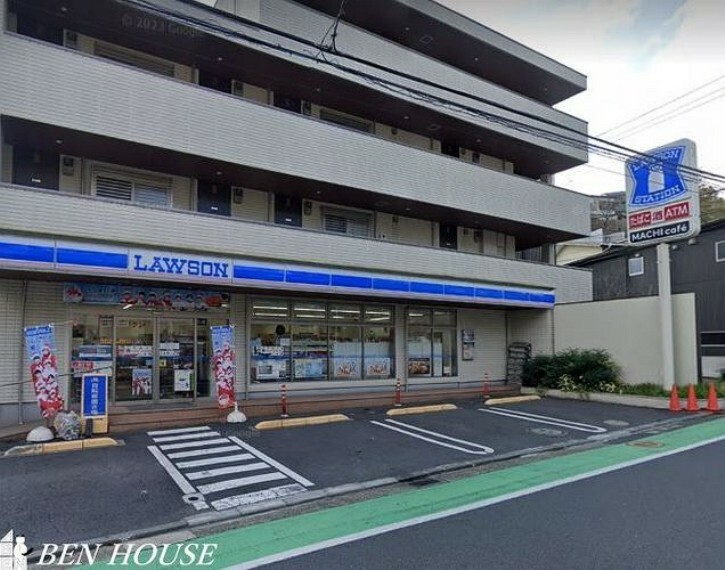 ローソン横浜星川一丁目店 徒歩5分。時間がない時にさっと寄れて便利なコンビニ。（約330m）