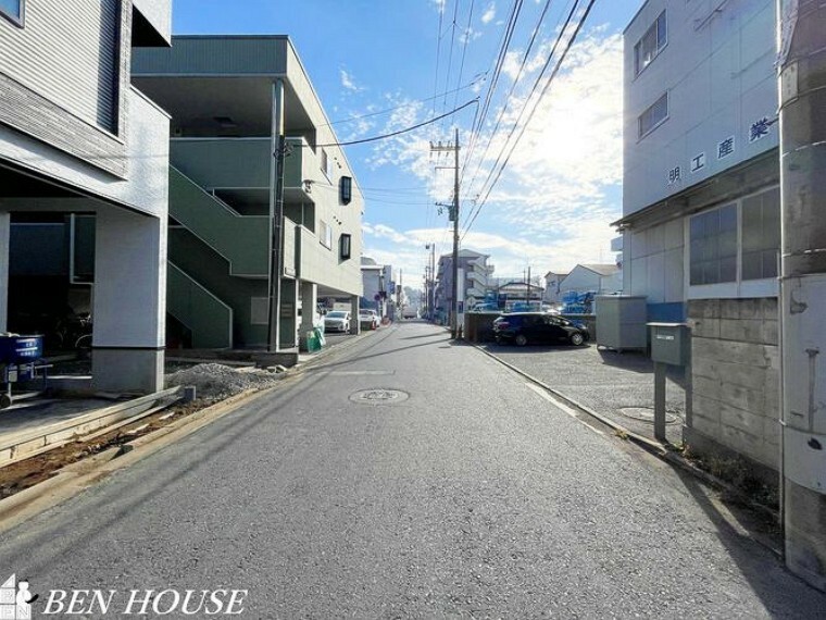 現況写真 前面道路含む外観・見通しの良い前面道路。交通量が少ないので、車の出し入れもスムーズにできます。