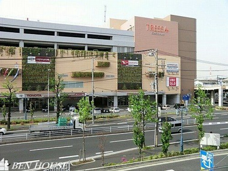 ショッピングセンター トレッサ 横浜 徒歩9分。スーパーや専門店など、様々な店舗が入居する複合商業施設です。