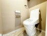 トイレ シャワートイレ・トイレットペーパーの使用回数を減らせる温水洗浄便座付きトイレ。年中温かく、季節を問わず快適に座ることができます。