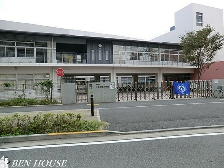 小学校 横浜市立十日市場小学校 徒歩12分。教育施設が近くに整った、子育て世帯も安心の住環境です。