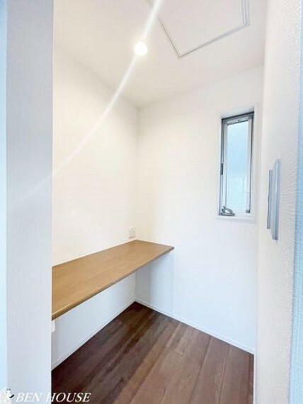 構造・工法・仕様 サービスルーム・寝室には在宅勤務や趣味などができる作業スペースがあります。