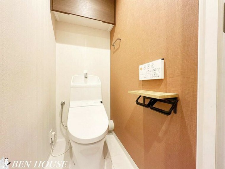 トイレ シャワートイレ・快適なトイレタイムに欠かせない温水洗浄便座付きトイレ。リモコンは操作性の良い壁掛けタイプです。