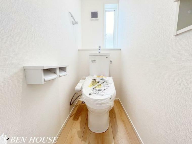 トイレ シャワートイレ・抗菌仕様の温水洗浄便座付きトイレ。使用後も清潔に保つことができます。各階にあるので、慌ただしい時間帯も安心です。