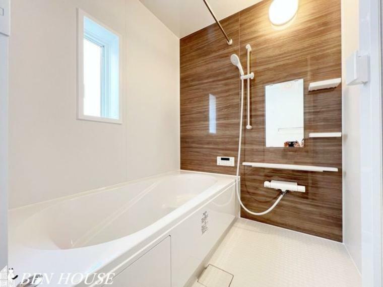 浴室 バスルーム・・足を伸ばしてのんびりできる浴室。暖房乾燥機付で寒い冬には冷え対策を
