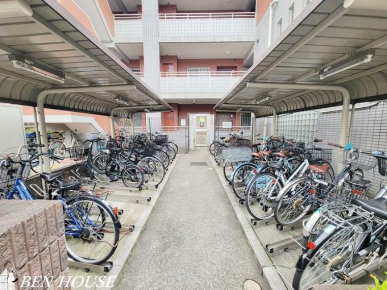 駐輪場 駐輪場・建物には屋根付きの駐輪場が併設されています。綺麗に整備され、自転車の取り出しもしやすいですね。