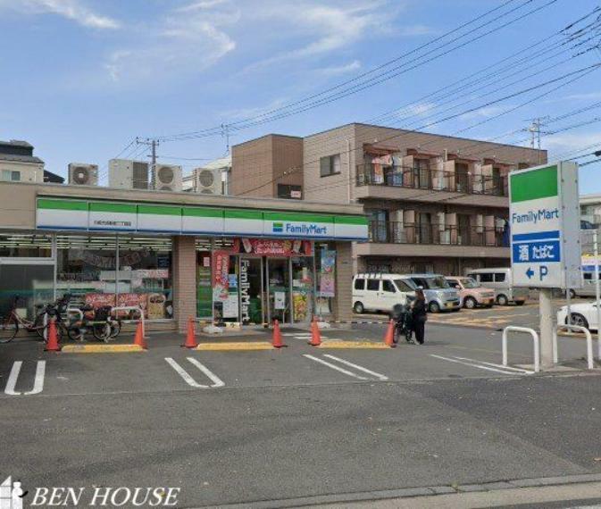 コンビニ ファミリーマート川崎大師駅前二丁目店 徒歩2分。時間がない時にさっと寄れて便利なコンビニ。