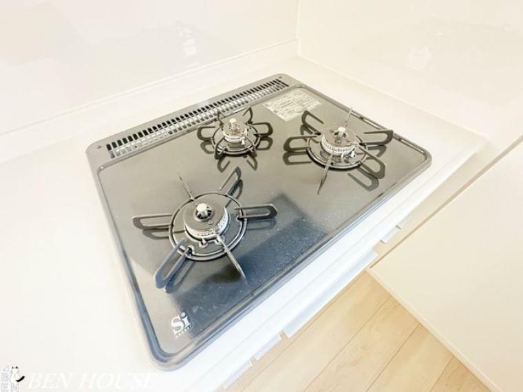 コンロ（同仕様参考写真）・グリル付きの三ツ口コンロです。複数の調理を同時進行できるので効率よく、家事時間の短縮にもなります。お掃除も楽々、耐久性に優れたホーロートップです。