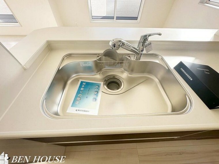キッチン水栓（同仕様参考写真）・キッチンの水栓は浄水器一体型シングルシャワー水栓を採用。簡単に水道水と浄水を切り替えることができます。