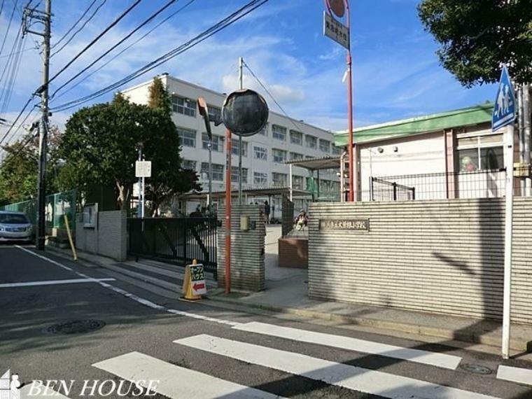 横浜市立大曽根小学校 徒歩6分。教育施設が近くに整った、子育て世帯も安心の住環境です。（約450m）