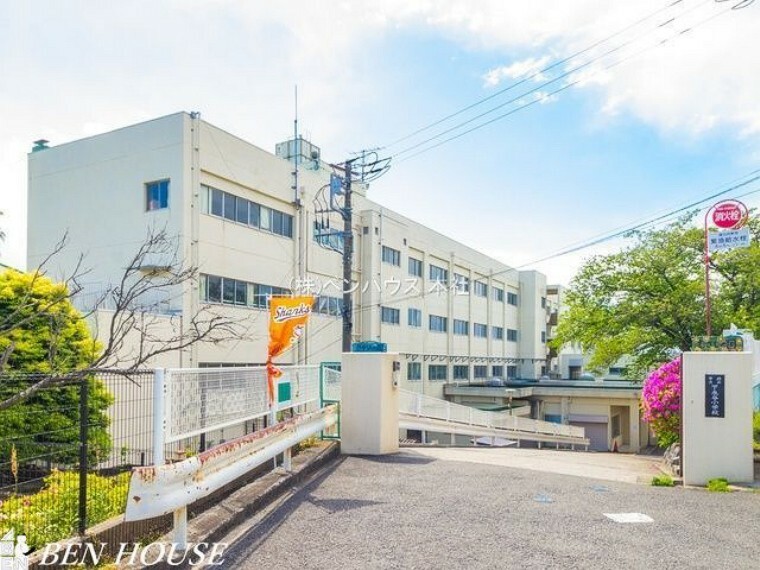 横浜市立下永谷小学校 徒歩9分。教育施設が近くに整った、子育て世帯も安心の住環境です。（約710m）