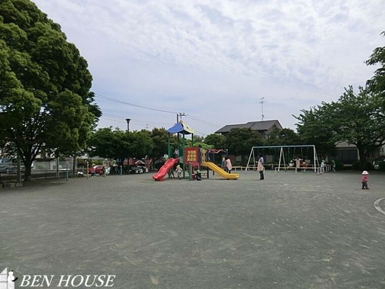 公園 美晴台公園 徒歩7分。大きな広場と楽しい遊具があります。