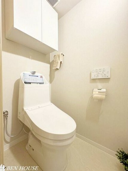 トイレ トイレ・快適なトイレタイムに欠かせない温水洗浄便座付きトイレです。上部に収納があり、トイレットペーパーや掃除用具などもスッキリとしまうことができます。
