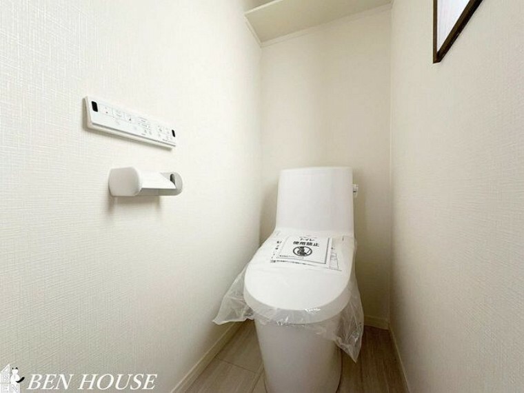 トイレ トイレ・清潔感のある明るいトイレ空間。シャワー洗浄機能付き。リモコンは操作性の良い壁掛けタイプです。