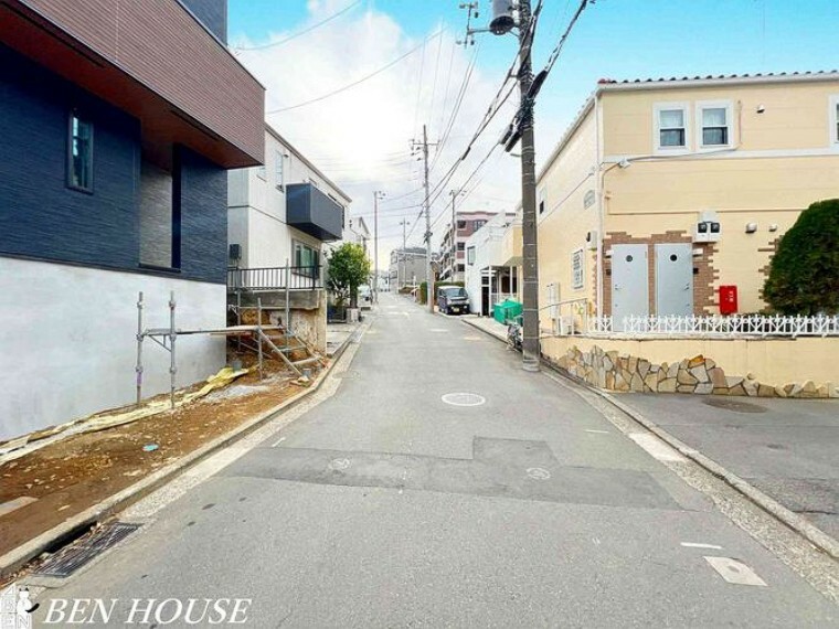 現況写真 前面道路含む外観・周辺は落ち着いた雰囲気の住宅地です。小さなお子様がいるご家庭も安心ですね。