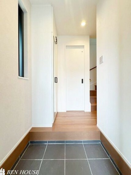 玄関 玄関・白を基調とした清潔感のある玄関です。