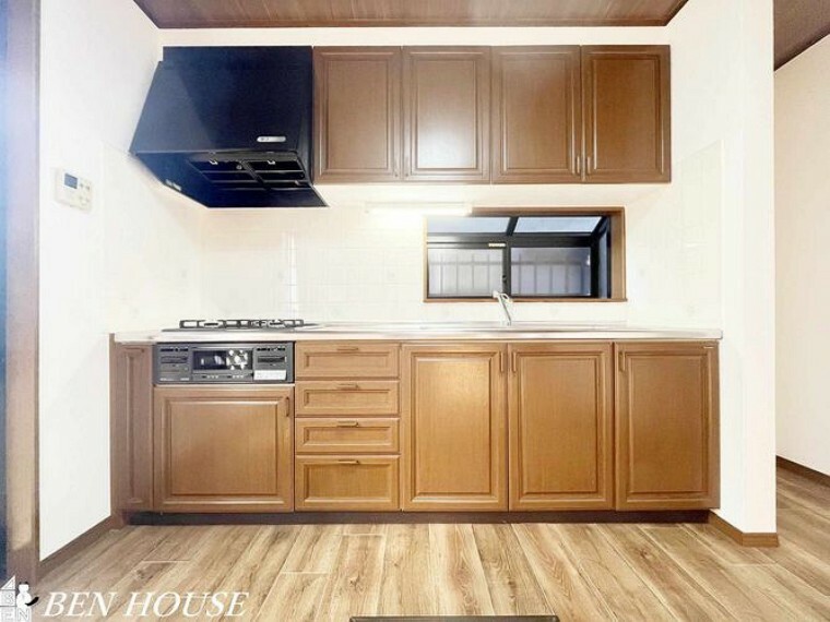 キッチン キッチン・通風と採光を確保できる窓付きのキッチンです。明るく、換気もしっかりできるので、調理中の快適さが違います。。
