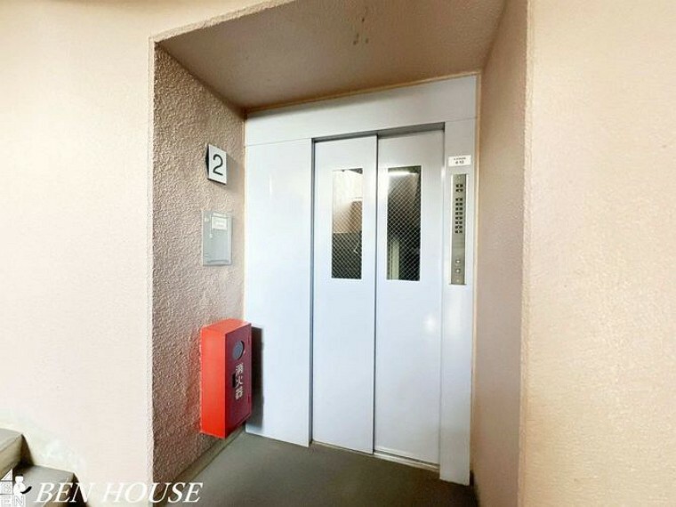 エレベーター・中の様子が見えるので、防犯面でも安心な窓付きのエレベーターです。