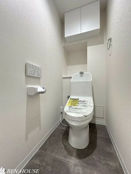 トイレ トイレ・新規交換済のシャワー洗浄機能付のトイレ・清潔感が印象的な空間です・リモコンは壁掛けタイプでお手入れもしやすい設備です