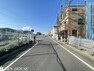 現況写真 前面道路含む外観・周辺は落ち着いた雰囲気の住宅地です。小さなお子様がいるご家庭も安心ですね。