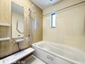 浴室 浴室・足を伸ばしてゆったりと入れる広々タイプのバスルーム。お子様との団らんの時間にもピッタリな空間です。雨の日のお洗濯に便利な浴室乾燥機完備。