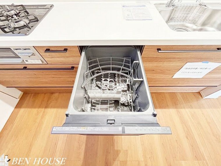 自動食器洗浄乾燥機・パワフルな洗いで汚れを落としてくれる食洗機。家事の時短になり、ご家族との時間も増えそうですね