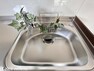 キッチン水栓・キッチンの水栓は浄水器一体型シングルシャワー水栓を採用。簡単に水道水と浄水を切り替えることができます。