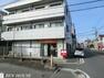 郵便局 横浜坂下郵便局 徒歩4分。郵便や荷物の受け取りなど、近くにあると便利な郵便局！