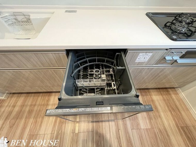 自動食器洗浄乾燥機・パワフルな洗いで汚れを落としてくれる食洗機。家事の時短になり、ご家族との時間も増えそうですね