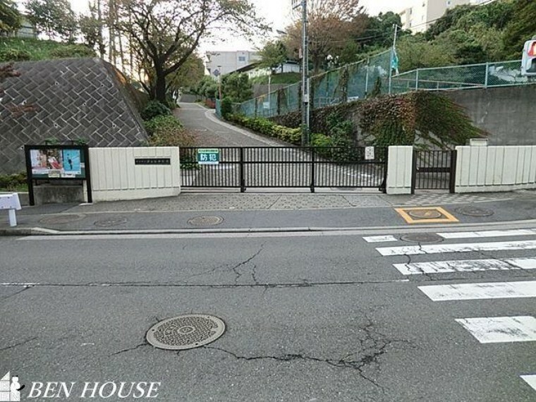 横浜市立芹が谷中学校 徒歩3分。部活動帰りの帰宅も安心の距離です！（約200m）