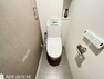 トイレ トイレ・清潔感のある明るいトイレ空間。シャワー洗浄機能付き。リモコンは操作性の良い壁掛けタイプです。