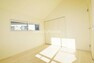 洋室 お部屋によって窓の配置や大きさが異なります。個性的かつ採光も考えられた設計です。