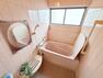 浴室 横長の窓は空間に奥行をもたらします。高級感ある雰囲気を演出し、リラックスするのに最適です。