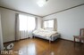 寝室 シンプルな洋室はおしゃれで居心地の良い空間です！二面採光で柔らかい陽の光が差し込みます！