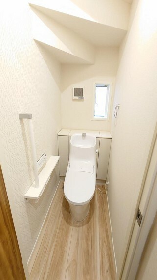 1階トイレ　トイレットペーパーや掃除道具が収納出来るスペースがあり、トイレがスッキリ。