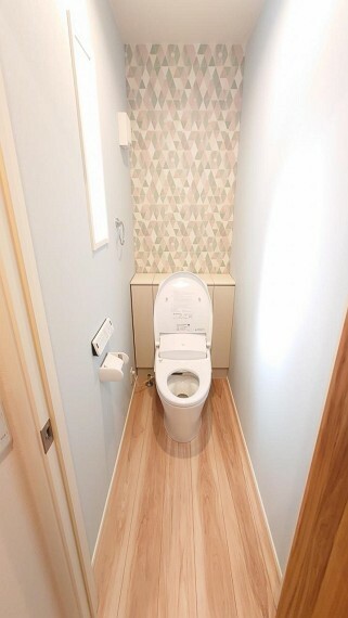 2階トイレ　奥の壁面でアクセントをつけ、収納力もあるトイレです。