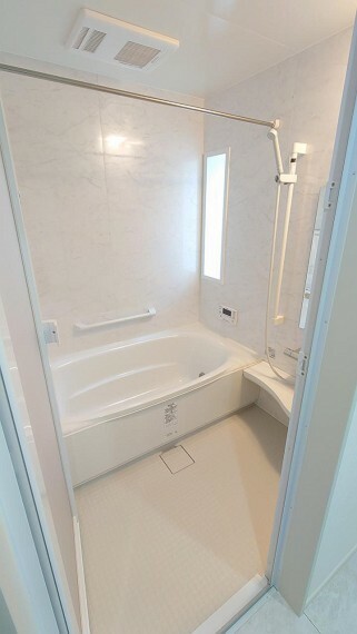 浴室 日々の疲れを癒す、寛げる空間の浴室。排水溝などの掃除がしやすいユニットバスです。