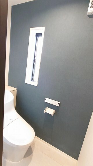 二階のトイレです。壁にダーク色の壁紙を入れてみました。