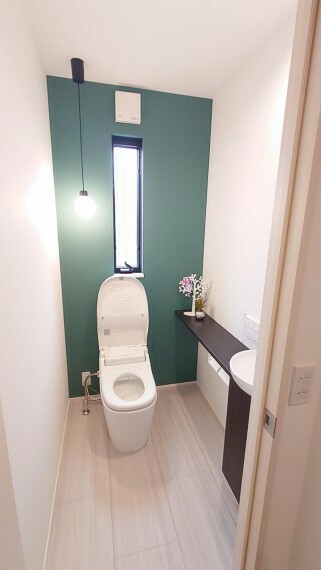 1階トイレ　タンクレスのパナソニックアラウーノを採用。お掃除が楽ちんなトイレです。