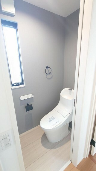 2階トイレ　グレーカラーの壁面にトイレと床のホワイト色が引き立つ落ち着いた雰囲気のトイレです。