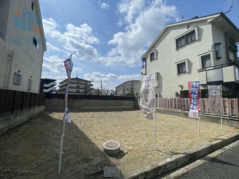 現況写真 【ondo 高槻・竹の内町～限定2区画～】 前面道路幅員約6.8mでらくらく駐車が可能です