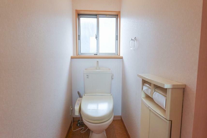 室内（2024年2月）撮影 2階トイレ 窓のある明るいトイレです