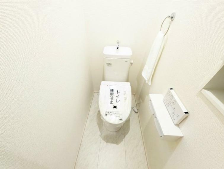 トイレ 温水洗浄機能付で清潔感のあるトイレ。 ※家具・照明等は含まれません。