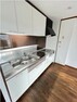 キッチン 吊戸棚や下部にたっぷりと収納スペースが確保されたキッチン！火を使わないIHクッキングヒーター搭載。