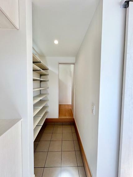 収納 （A号棟）玄関横に設置された大容量のシューズクローク。外出時や玄関周りで使用するものを、まとめてスッキリと収納できるので、玄関スペースを広く使うことができ大変便利です。