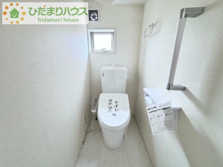 トイレ 小窓が付いているので、トイレも明るい空間になっております