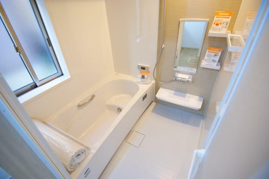 同仕様写真（内観） オートバスシステム・浴室暖房換気乾燥機を搭載した1坪タイプの浴室（1号棟同仕様）